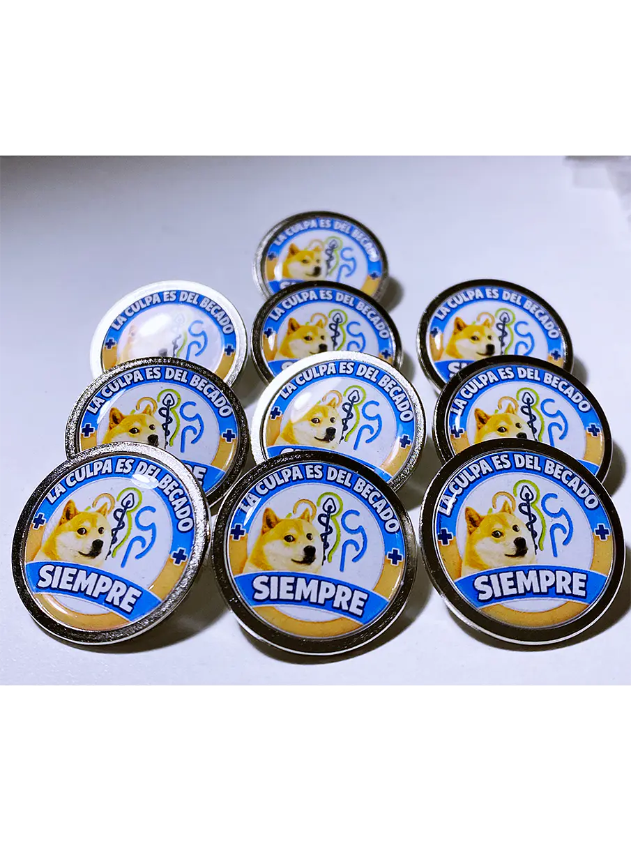 Pin REDONDO CON DOMO DE RESINA personalizados 5