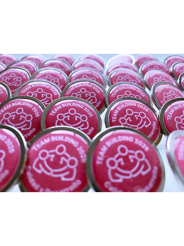 Pin REDONDO CON DOMO DE RESINA personalizados 4