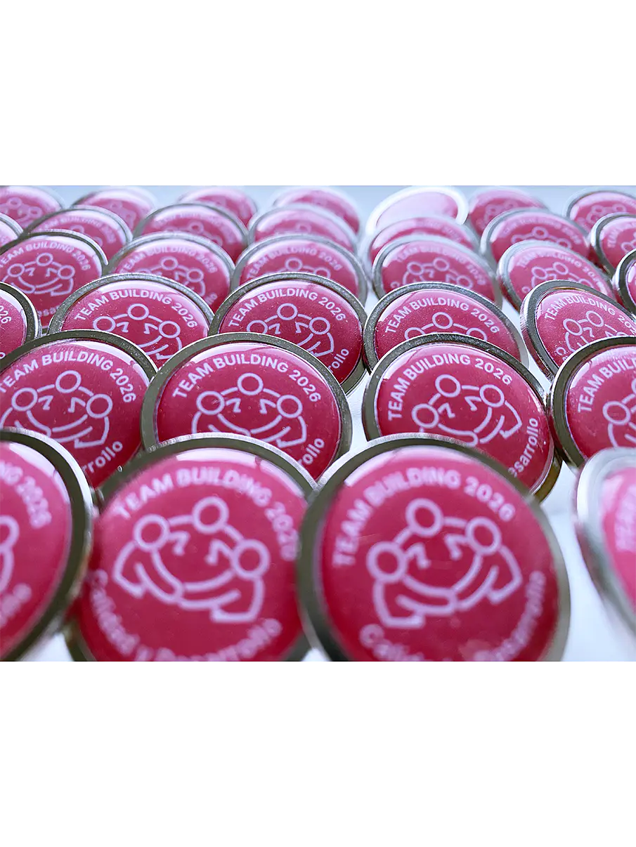 Pin REDONDO CON DOMO DE RESINA personalizados 4