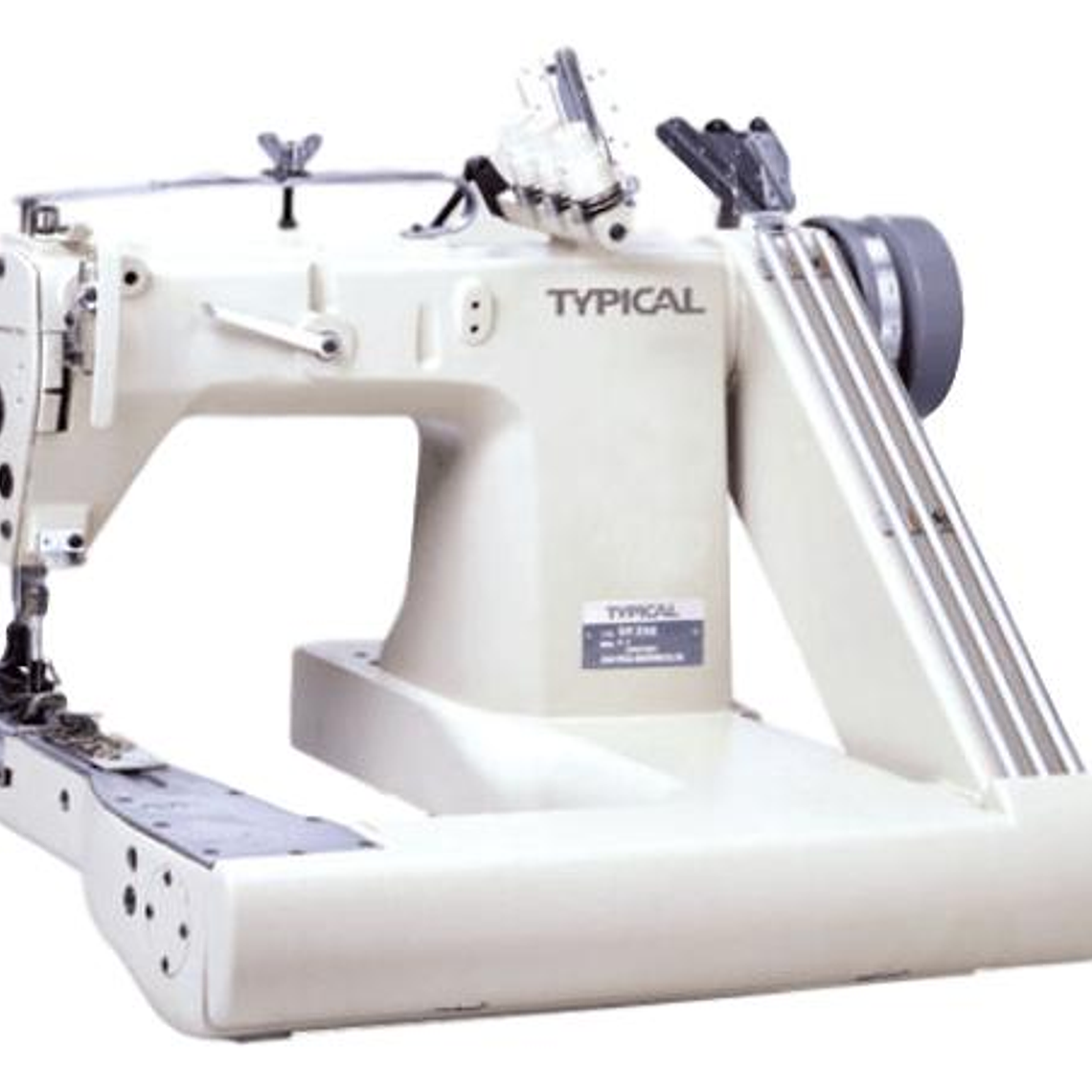 Cerradora de Codo Typical GK398-364H/2P – 3 Agujas, Puller, 4000 ppm, Para Ropa de Trabajo y Materiales Medianos a Pesados 1