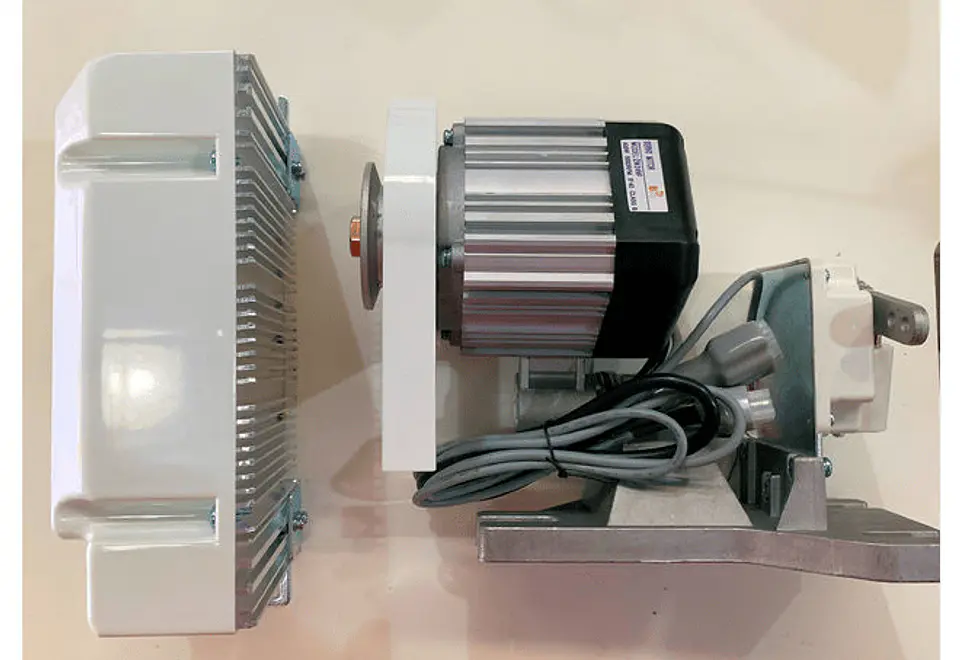 Máquina Tapacostura Industrial BSQ GK31016-01CB 3 Agujas 5 Hilos con Motor Servo 2