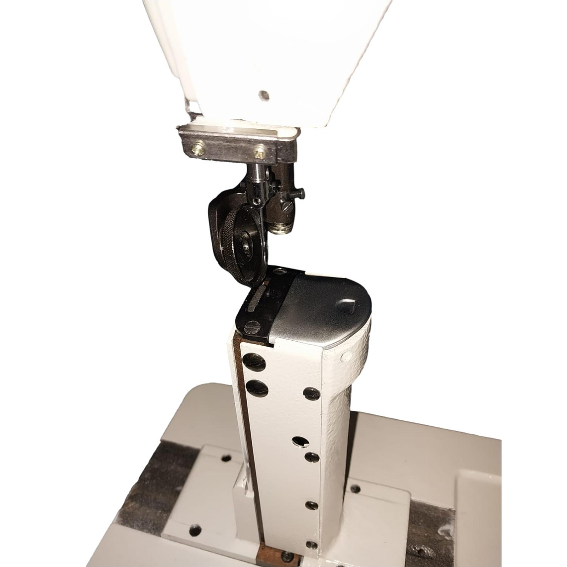 Aparadora BSQ Mod 810: Potencia y Precisión para Coser en Cuero 6