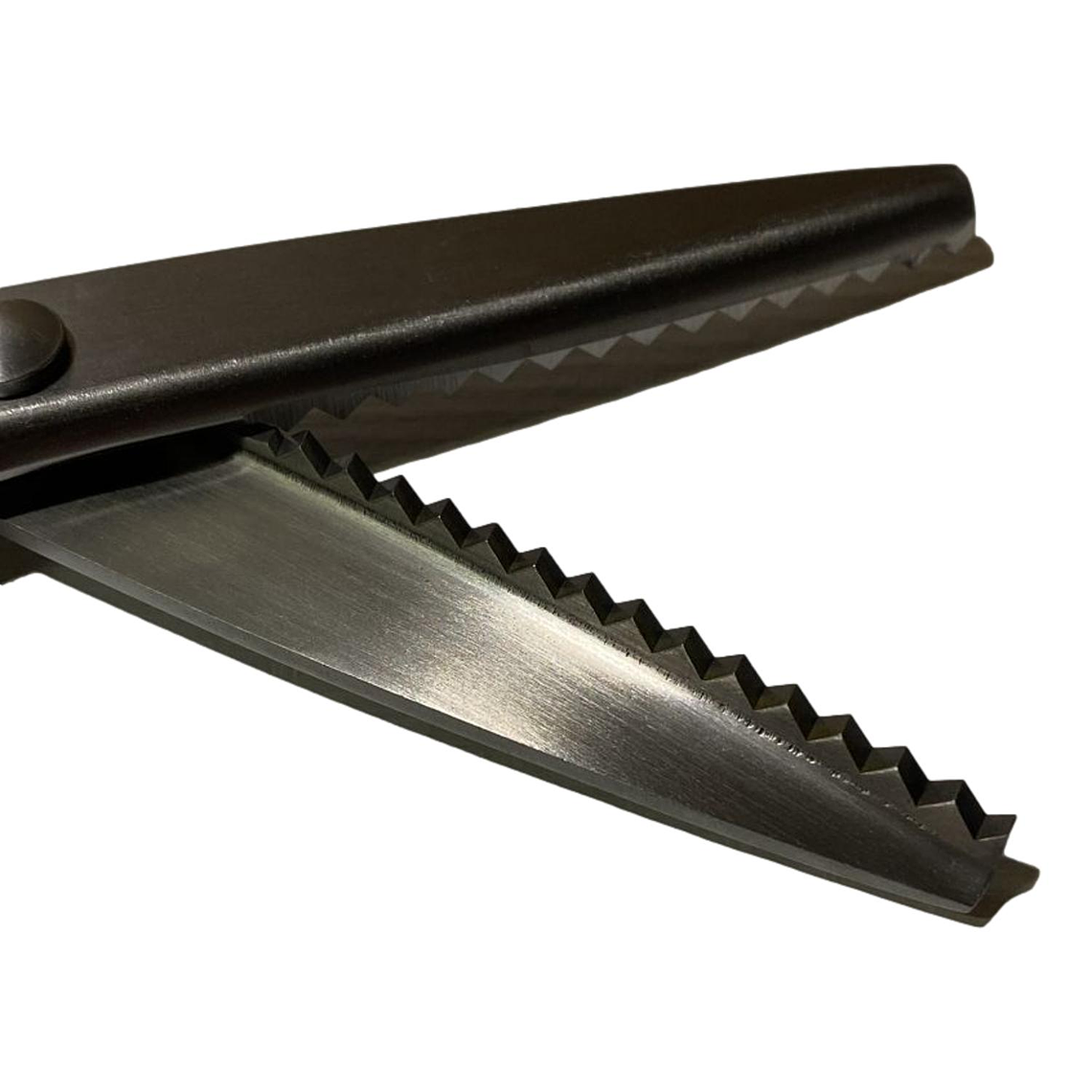 TIJERA ZIGZAG MANGO PLASTICO 2