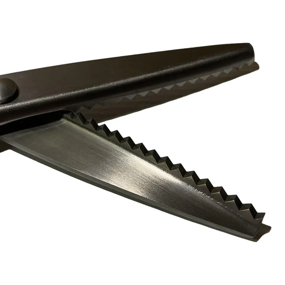 TIJERA ZIGZAG MANGO PLASTICO 2