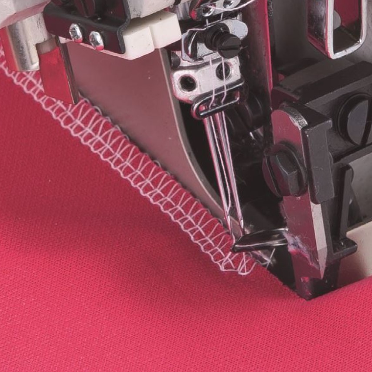 Overlock Siruba Mod. 557QE-516M3-35 – Máquina de Coser Industrial de 5 Hilos con Servo Motor Integrado 3