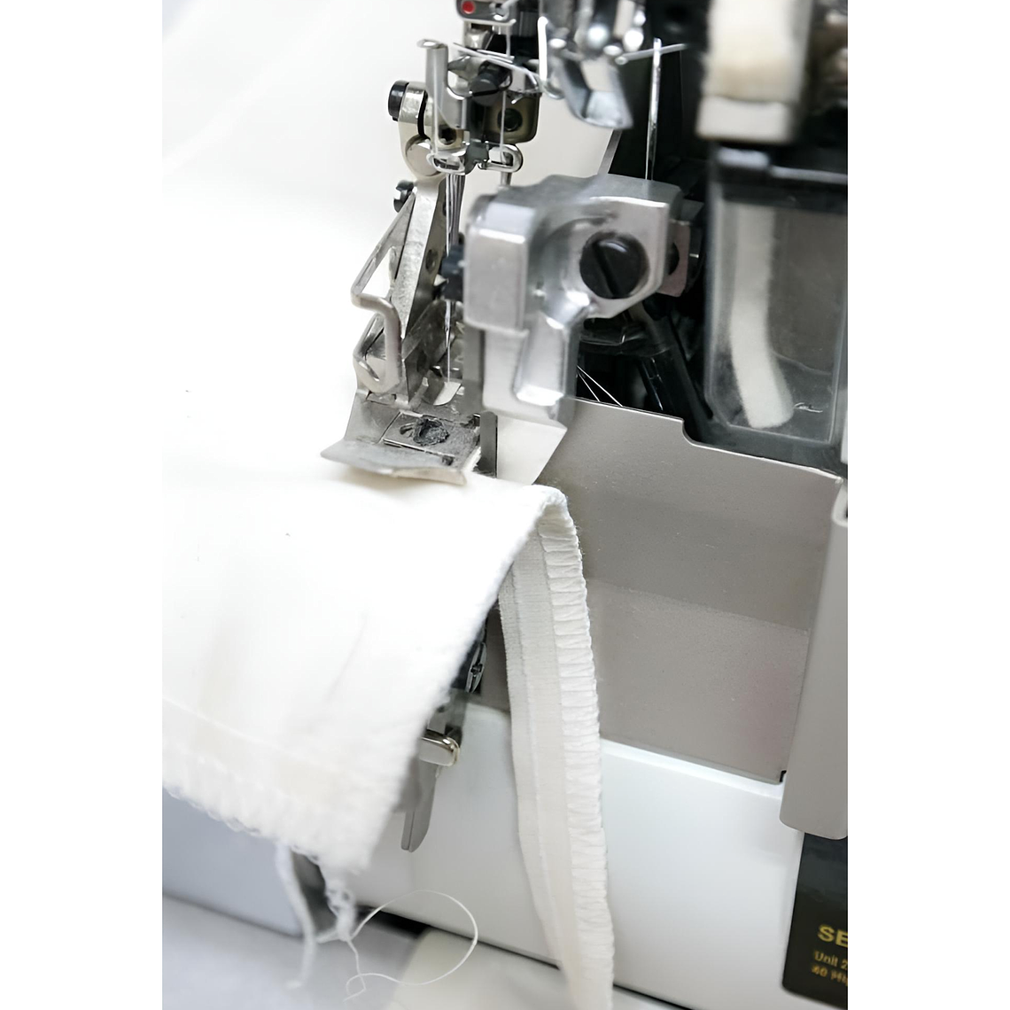 OVERLOCK INDUSTRIAL JUKI MO-6816S-DE630H  / PUNTADA DE SEGURIDAD 5 HILOS CON MOTOR SERVO Y LUBRICACION AUTOMATICAutomática 2