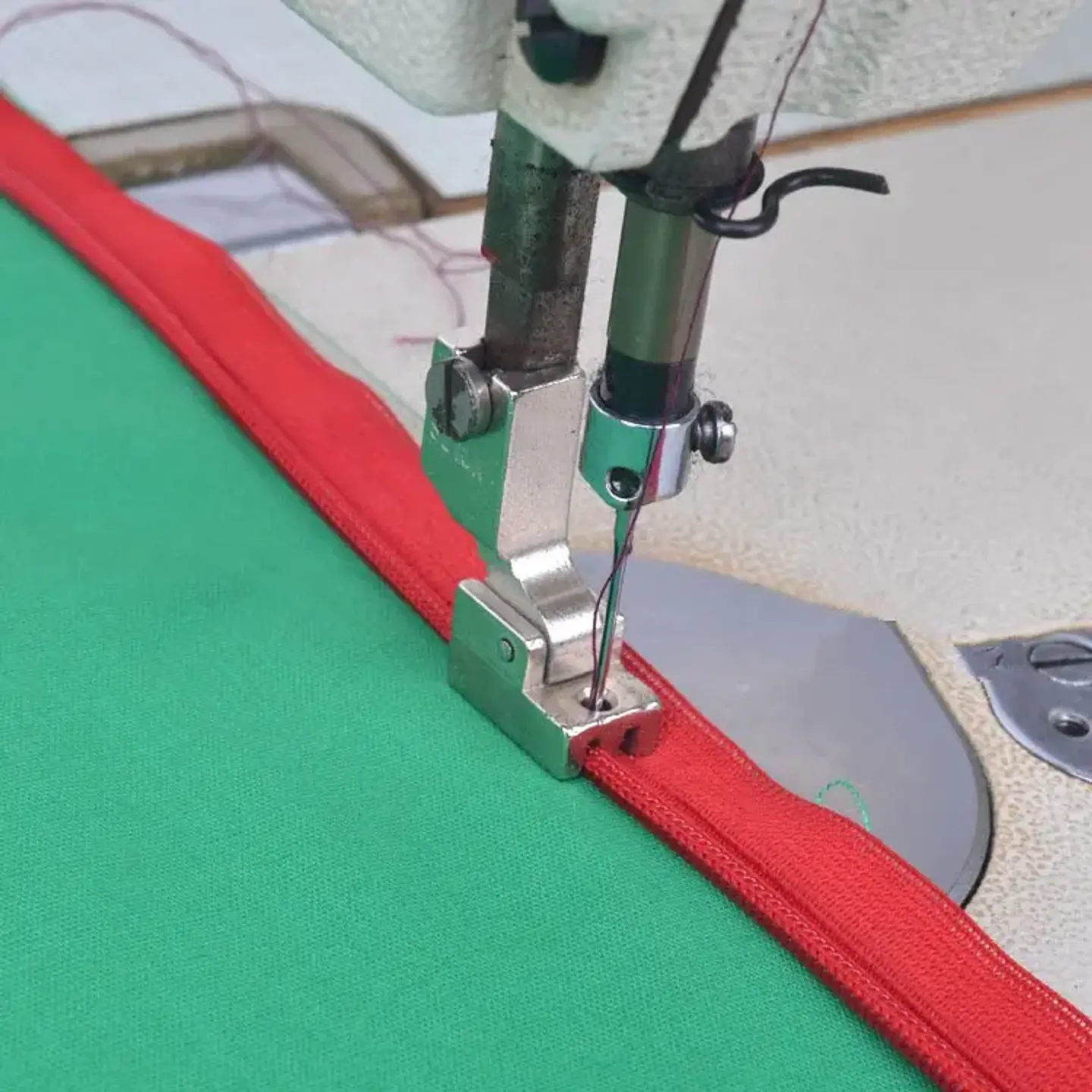 Prensatelas de Cierre Invisible S518N para Máquina Recta Industrial 3