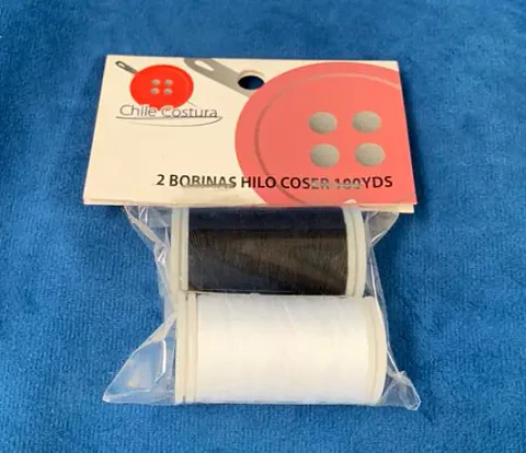Kit viajero de costura con hilo blanco y negro y agujas