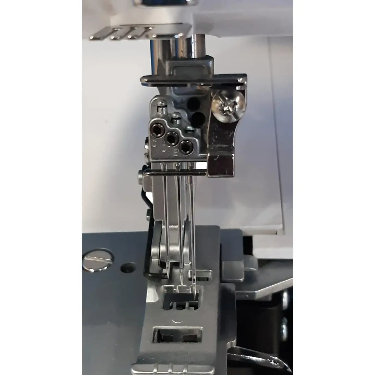 Colleretera Merrylock MK3040 de tres agujas 5