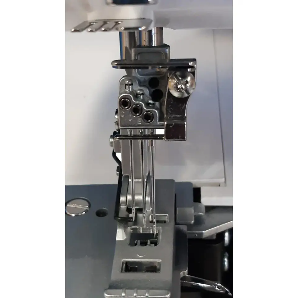 Colleretera Merrylock MK3040 de tres agujas 5