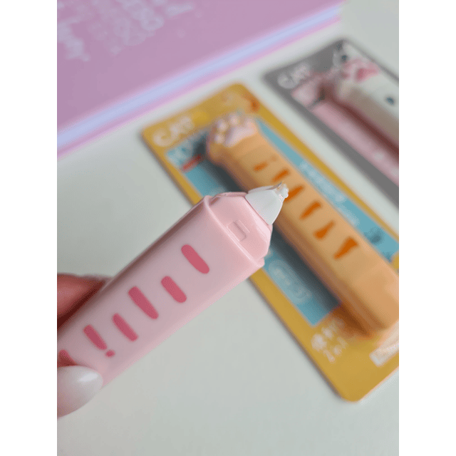 Corrector y pegamento en cinta de gatito