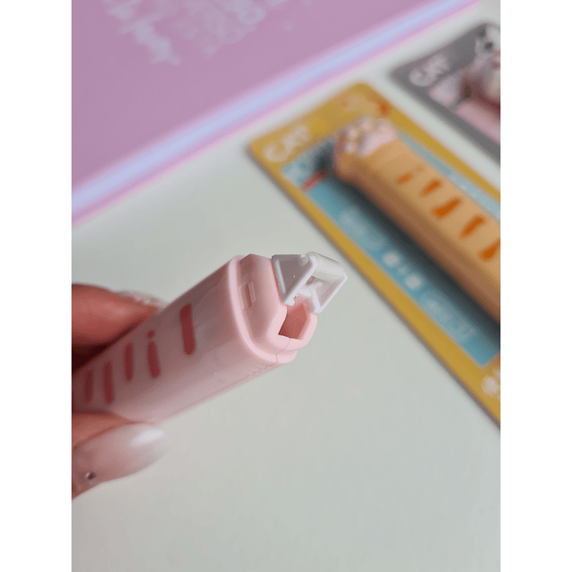 Corrector y pegamento en cinta de gatito