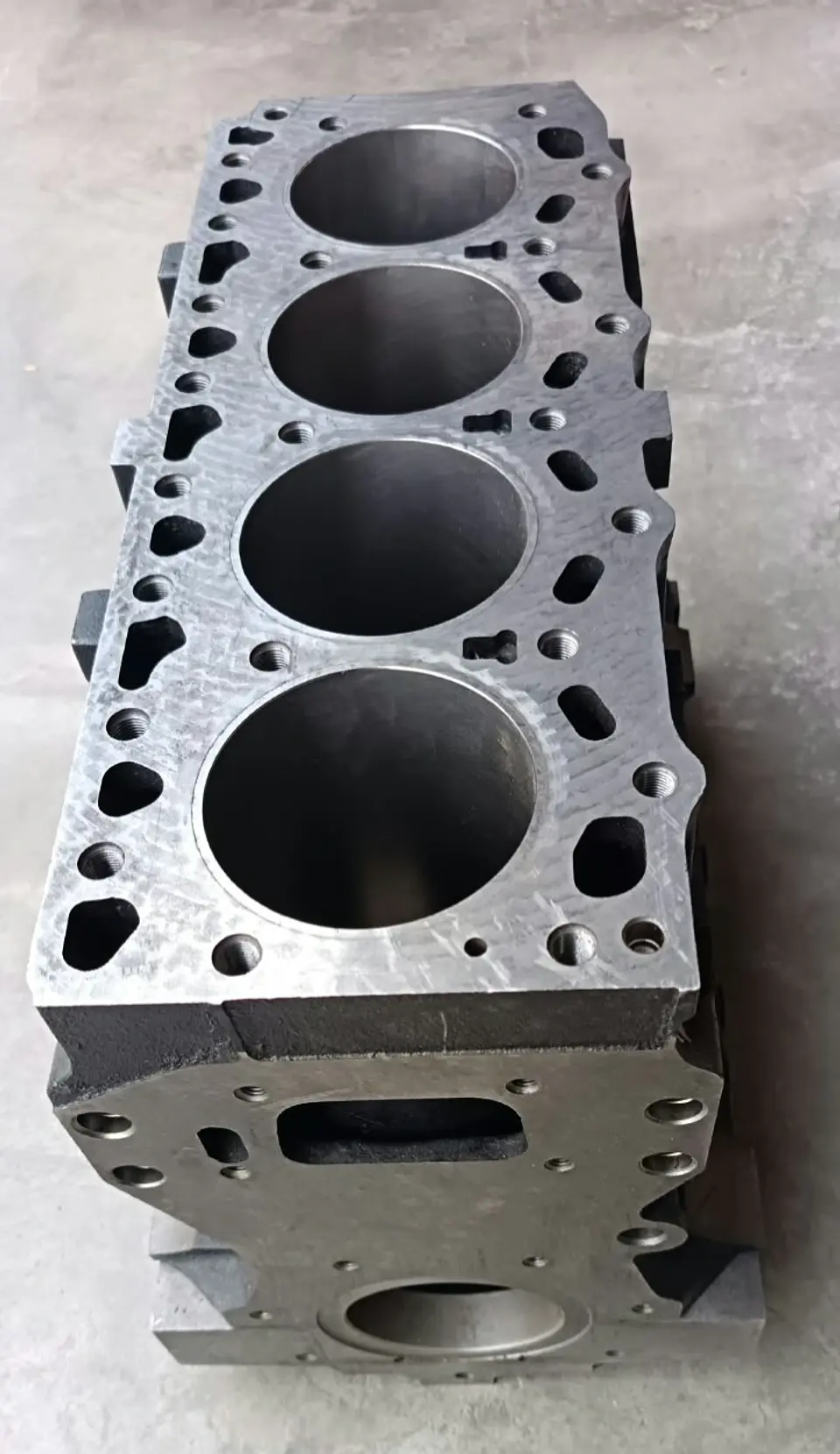 Block de cilindros original Yuejin / Naveco, referencia 5801458011, para motor SOFIM 8140. 2