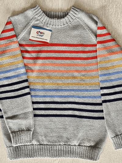 Sweater gris con rayas de colores