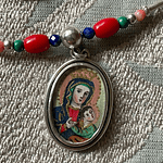 Collar de la Virgen del Perpetuo Socorro en plata y piedras de colores 