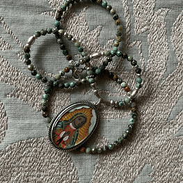 Collar Virgen de Guadalupe con turmalina verde 