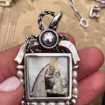 Maravillosa medalla de la Virgen del Carmen y la Virgen y el Niño con manto estrellado 