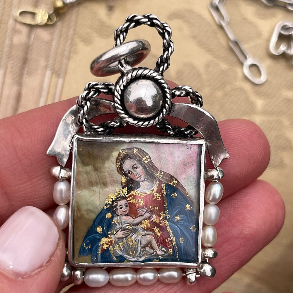 Maravillosa medalla de la Virgen del Carmen y la Virgen y el Niño con manto estrellado 