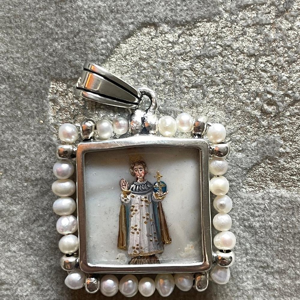 Medalla Niño Jesús de Praga y  El Buen Pastor cuadrada con perlas 