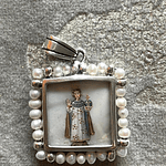 Medalla Niño Jesús de Praga y  El Buen Pastor cuadrada con perlas 