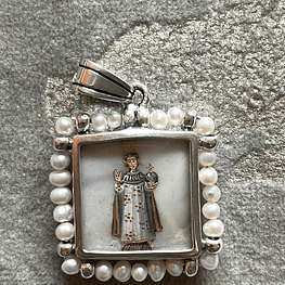 Medalla Niño Jesús de Praga y  El Buen Pastor cuadrada con perlas 