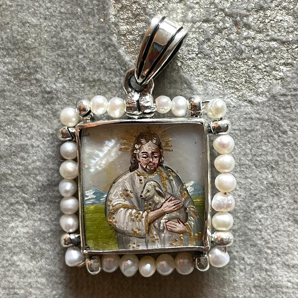 Medalla Niño Jesús de Praga y  El Buen Pastor cuadrada con perlas 