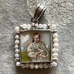Medalla Niño Jesús de Praga y  El Buen Pastor cuadrada con perlas 