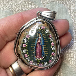 Medalla Virgen de Guadalupe en ágata 