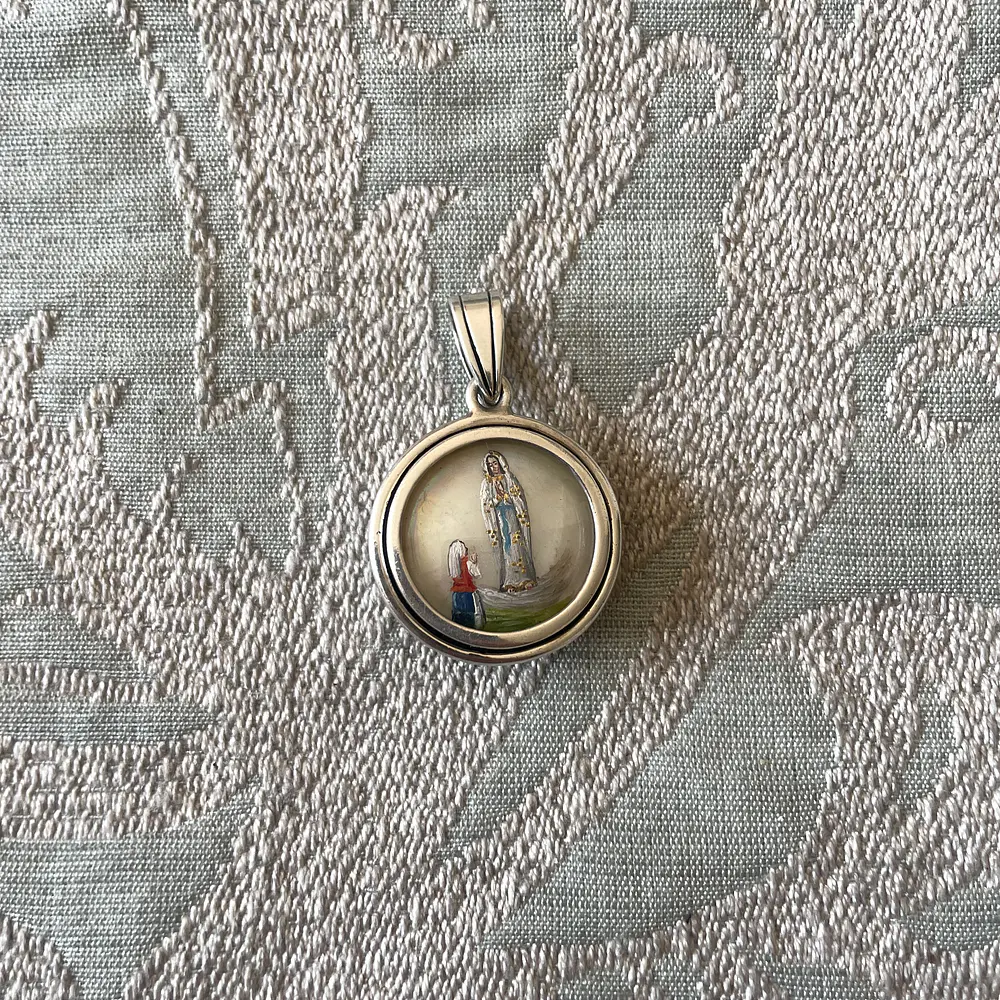 Medalla Virgen de Loudes y Santa Ema