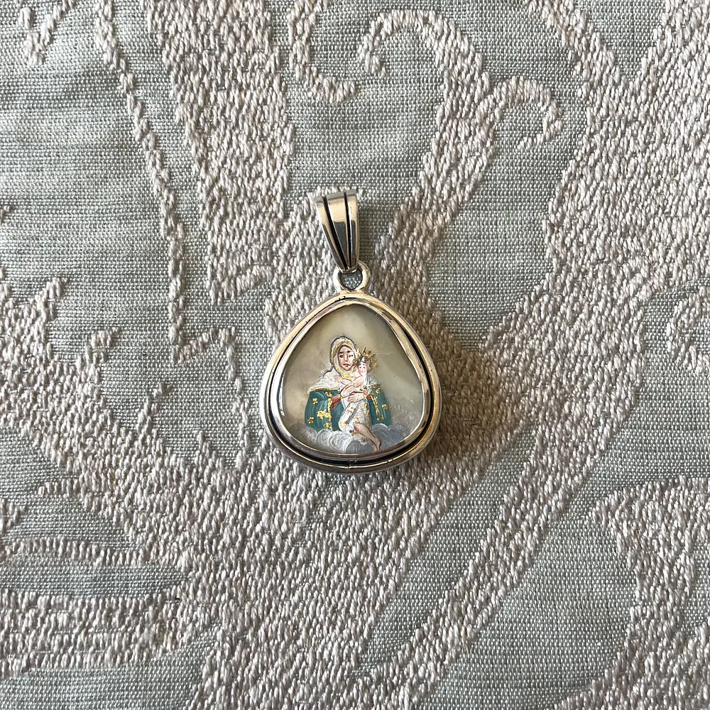 Medalla Virgen mater y Virgen negra