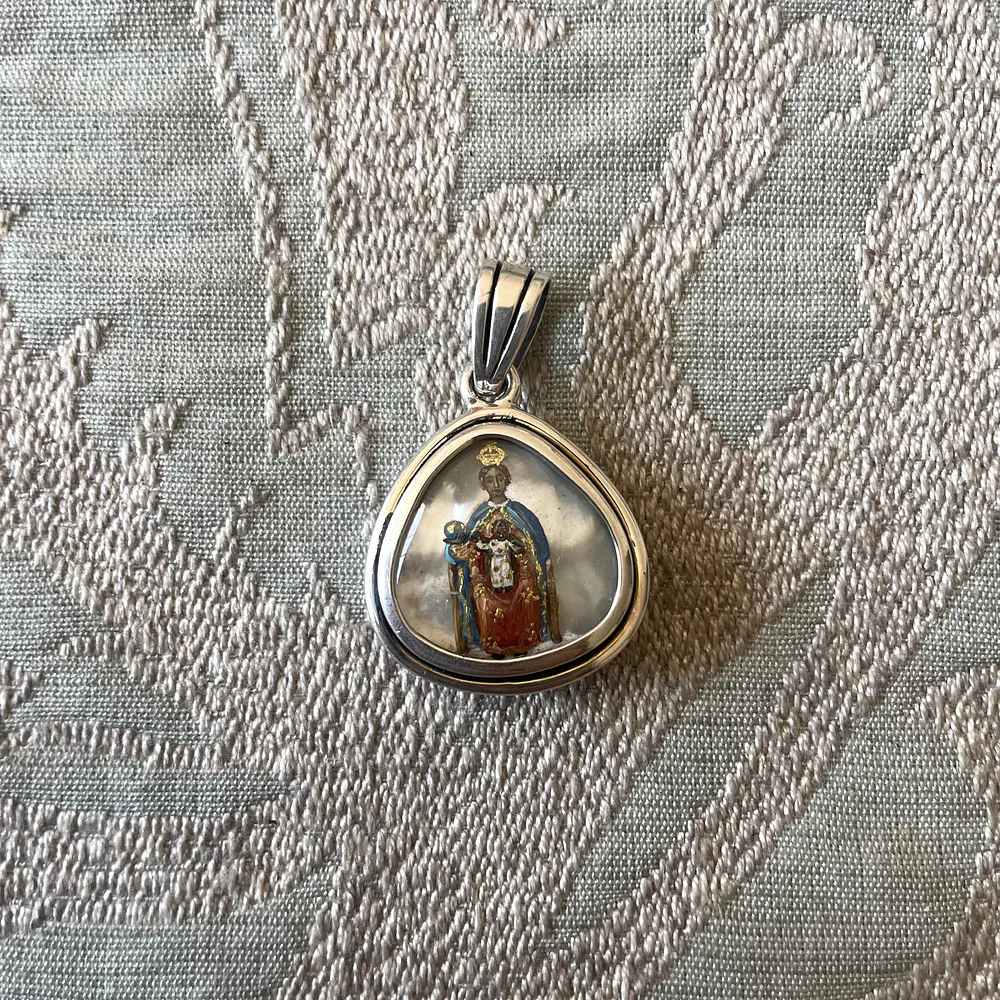 Medalla Virgen mater y Virgen negra