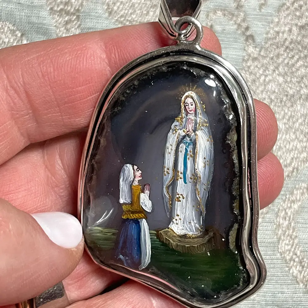 Maravillosa Virgen de Lourdes en agata 