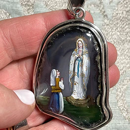 Maravillosa Virgen de Lourdes en agata 