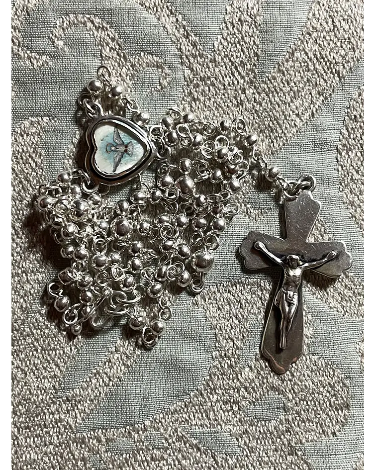 Rosario de plata con el Espíritu Santo y Virgen de Lourdes 