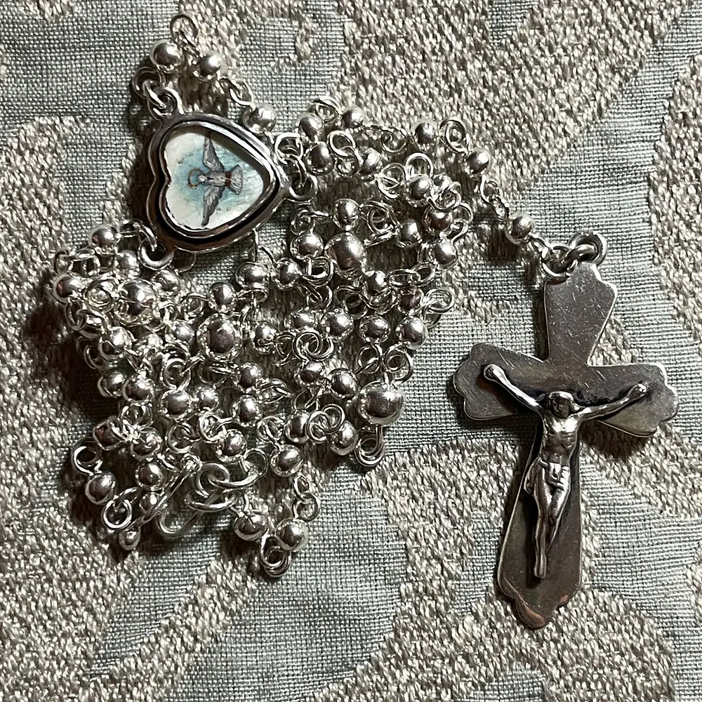Rosario de plata con el Espíritu Santo y Virgen de Lourdes 