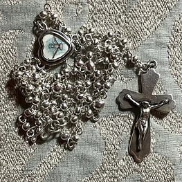 Rosario de plata con el Espíritu Santo y Virgen de Lourdes 