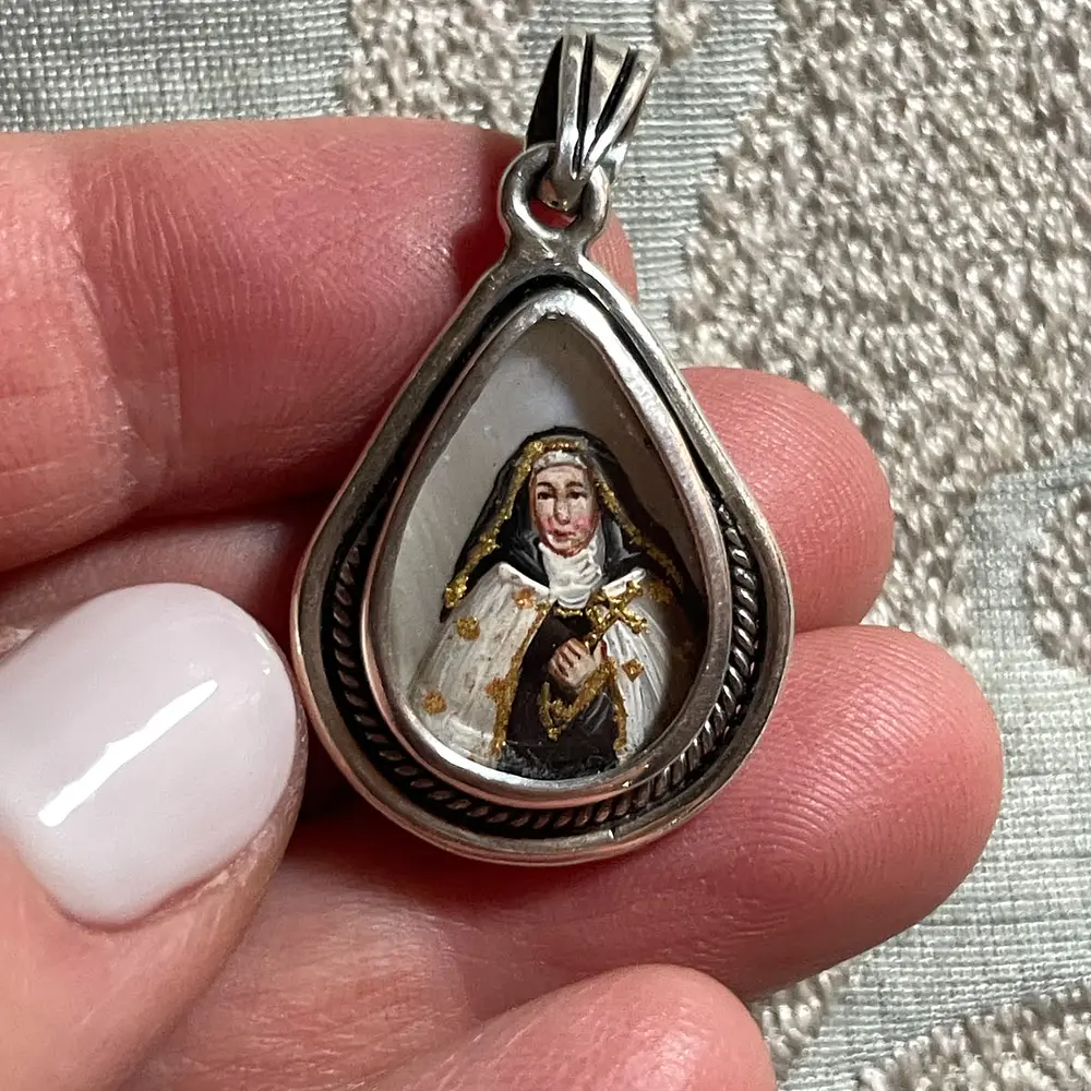 Medalla Gota de Santa Teresa de los Andes y el Espíritu Santo