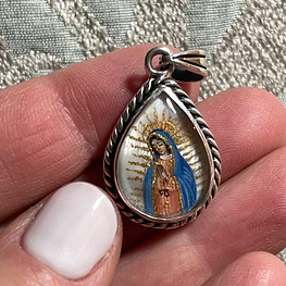 Medalla Gota de San Charbel y la Virgen de Guadalupe