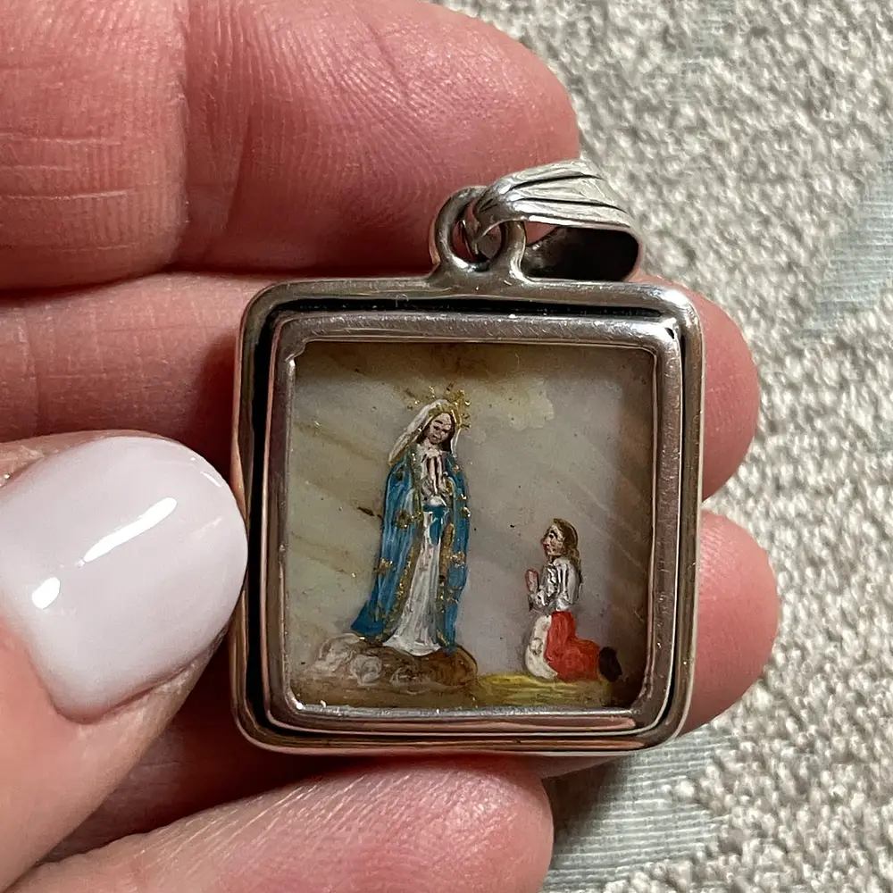 Medalla Cuadrada de las Grandes Apariciones Marianas: Virgen de Lourdes y Virgen de Fátima