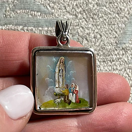 Medalla Cuadrada de las Grandes Apariciones Marianas: Virgen de Lourdes y Virgen de Fátima