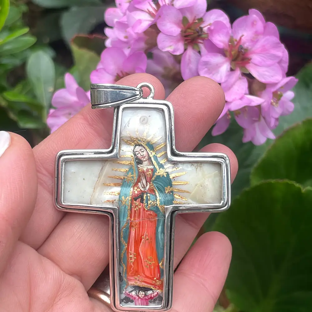 Cruz de Virgen y Guadalupe y flores 