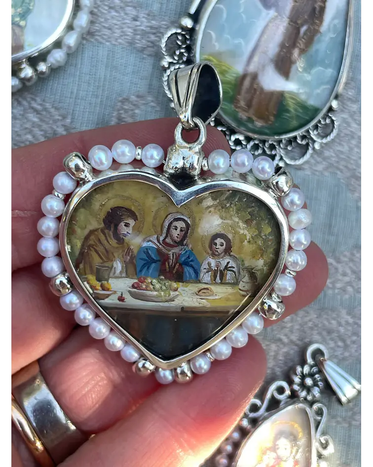 Medalla Sagrada Familia en la mesa, Sagrada Familia reunida y cadena mostacilla perlas 