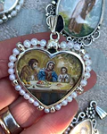 Medalla Sagrada Familia en la mesa, Sagrada Familia reunida y cadena mostacilla perlas 