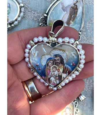 Medalla Sagrada Familia en la mesa, Sagrada Familia reunida y cadena mostacilla perlas 