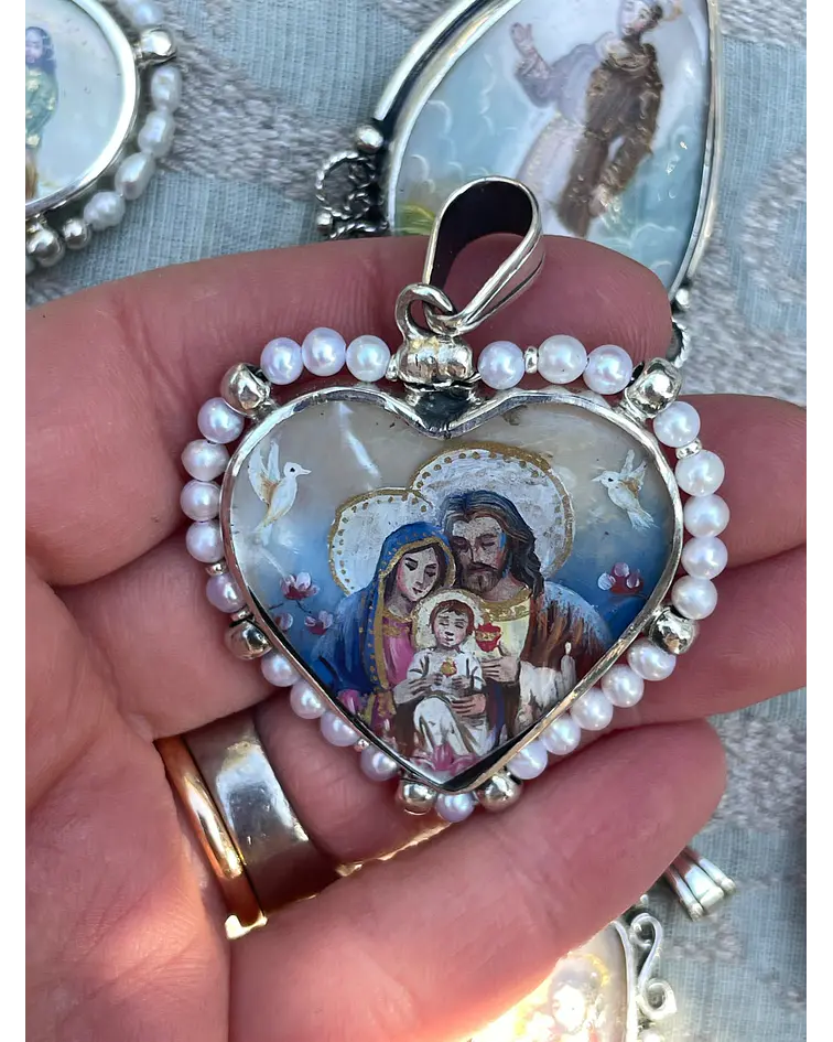 Medalla Sagrada Familia en la mesa, Sagrada Familia reunida y cadena mostacilla perlas 