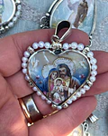 Medalla Sagrada Familia en la mesa, Sagrada Familia reunida y cadena mostacilla perlas 