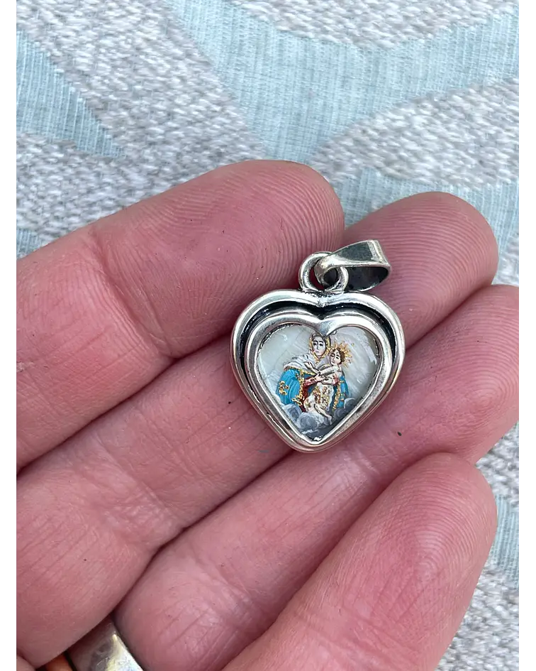Corazón pequeño de Virgen Mater y San Carlo Acutis 