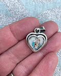 Corazón pequeño de Virgen Mater y San Carlo Acutis 