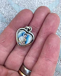Corazón pequeño de Virgen Mater y San Carlo Acutis 