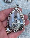 Medalla Gota Jesús con un gato y Virgen con el Niño – Plata 950, nácar y perlas